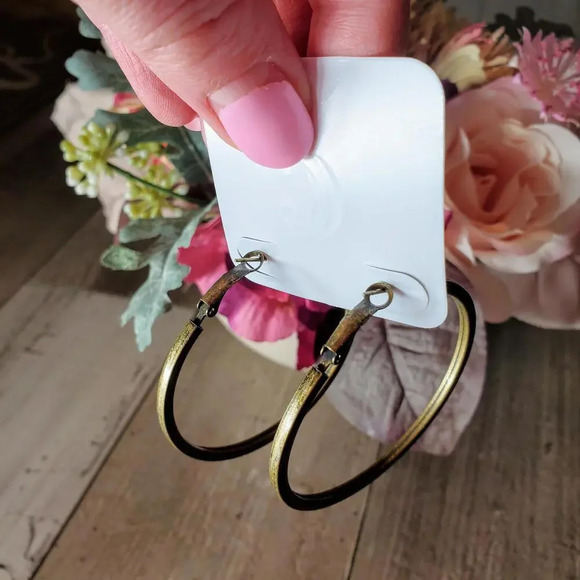 NWT Hypo Allergenic Gold Tone Fashion Hoop Earrings - Picture 12 of 16